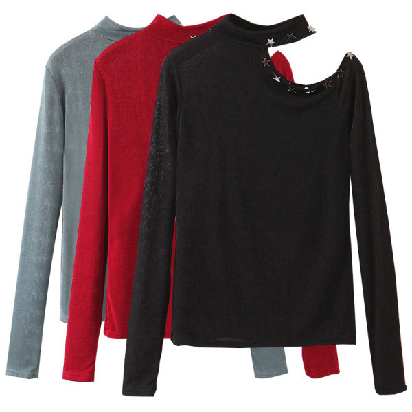 Novi model pripijene bluze s izrezima i metalnim ukrasom