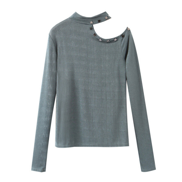 Novi model pripijene bluze s izrezima i metalnim ukrasom