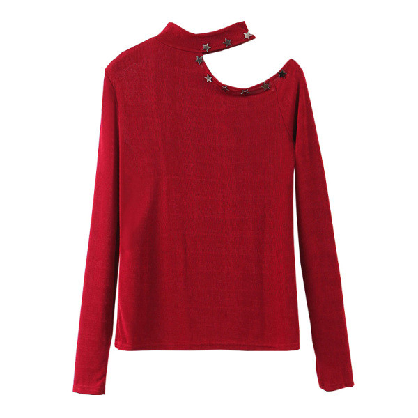 Novi model pripijene bluze s izrezima i metalnim ukrasom