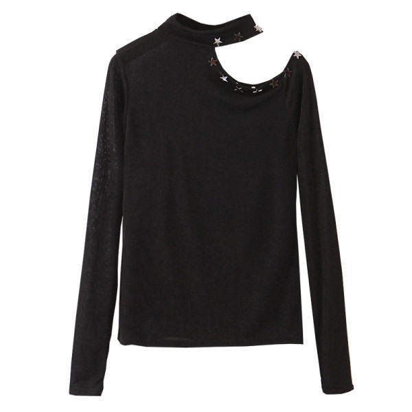 Novi model pripijene bluze s izrezima i metalnim ukrasom