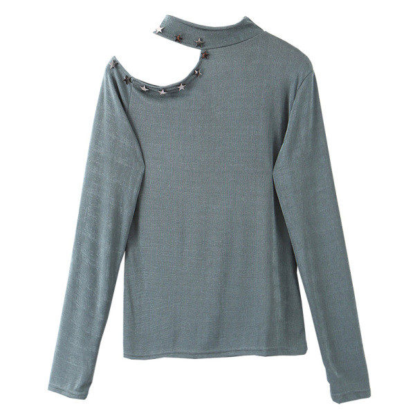 Novi model pripijene bluze s izrezima i metalnim ukrasom