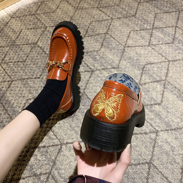 Ikdienas sieviešu ādas apavi ar krāsainu izšuvumu