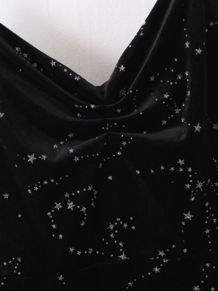 Trumpa moteriška aksominė suknelė su plonais petnešėlėmis ir blizgiu efektu