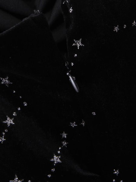 Trumpa moteriška aksominė suknelė su plonais petnešėlėmis ir blizgiu efektu