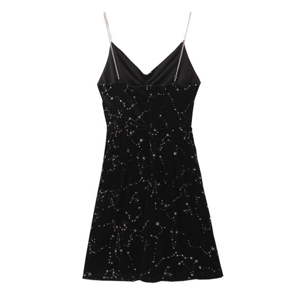 Trumpa moteriška aksominė suknelė su plonais petnešėlėmis ir blizgiu efektu