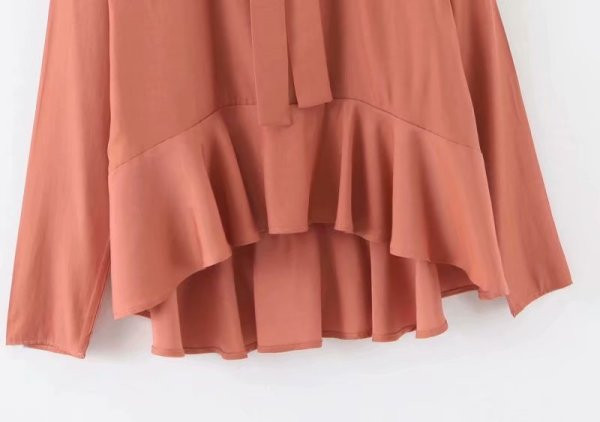 Широка блуза с къдри с V-образно деколте и връзки