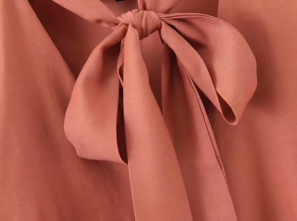 Широка блуза с къдри с V-образно деколте и връзки