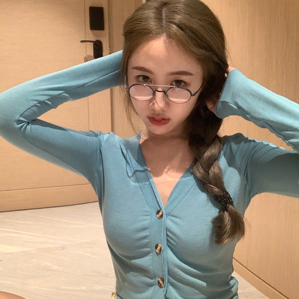 Īsa sieviešu blūze ar pogām un špica kakla izgriezumu