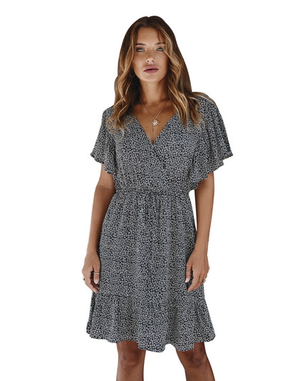 Sieviešu ikdienas kleita ar špica kakla izgriezumu un īsām piedurknēm