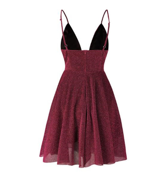 Стилна дамска къса рокля с шпиц деколте и лъскав елемент