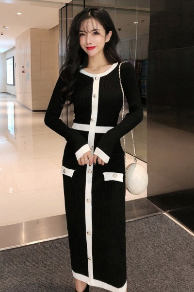 Hosszú, testhezálló női ruha ovális nyakkivágással