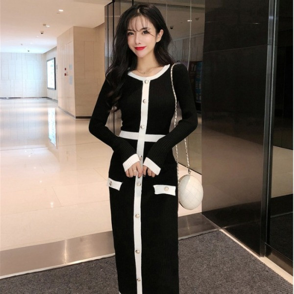 Hosszú, testhezálló női ruha ovális nyakkivágással