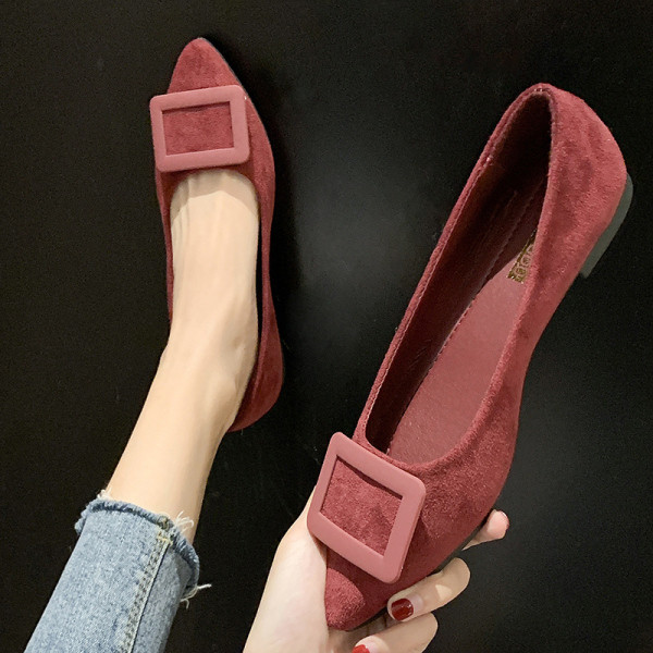 Zamšādas sieviešu apavi ar plakanu zoli un sprādzi