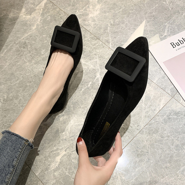 Zamšādas sieviešu apavi ar plakanu zoli un sprādzi