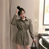 Moderna sieviešu kleita ar klasisku apkakli un jostu