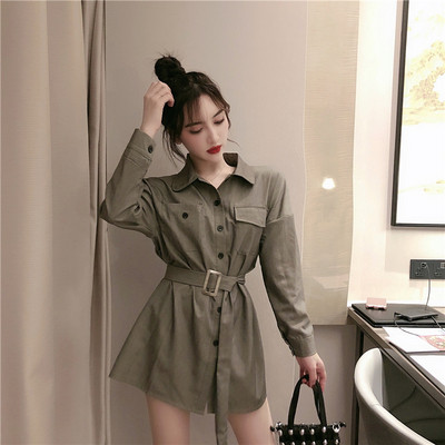 Moderna sieviešu kleita ar klasisku apkakli un jostu