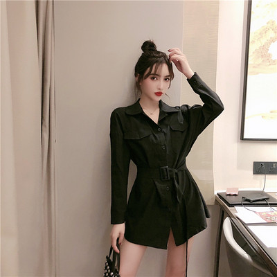 Moderna sieviešu kleita ar klasisku apkakli un jostu