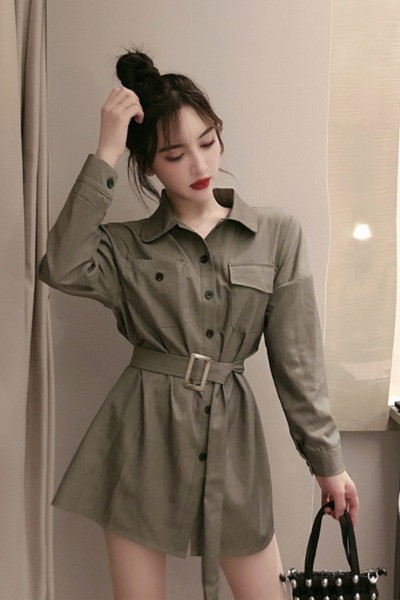 Moderna sieviešu kleita ar klasisku apkakli un jostu