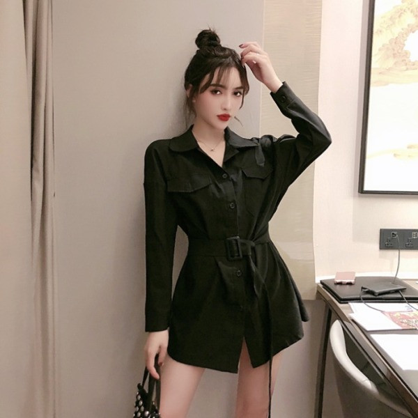 Moderna sieviešu kleita ar klasisku apkakli un jostu