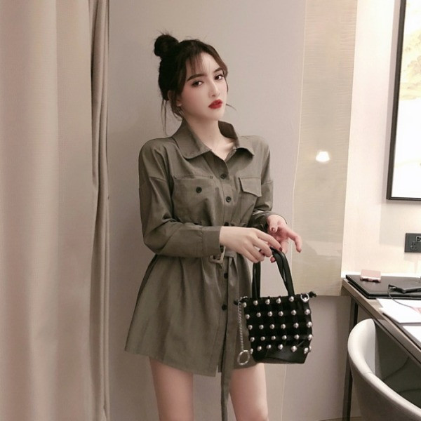 Moderna sieviešu kleita ar klasisku apkakli un jostu