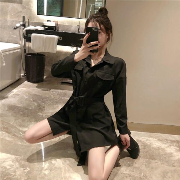 Moderna sieviešu kleita ar klasisku apkakli un jostu