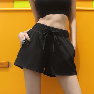 Sieviešu sporta šorti plats modelis ar elastīgu jostasvietu