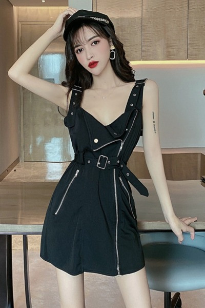 Черна дамска рокля с шпиц деколте, широки презрамки и ципове 