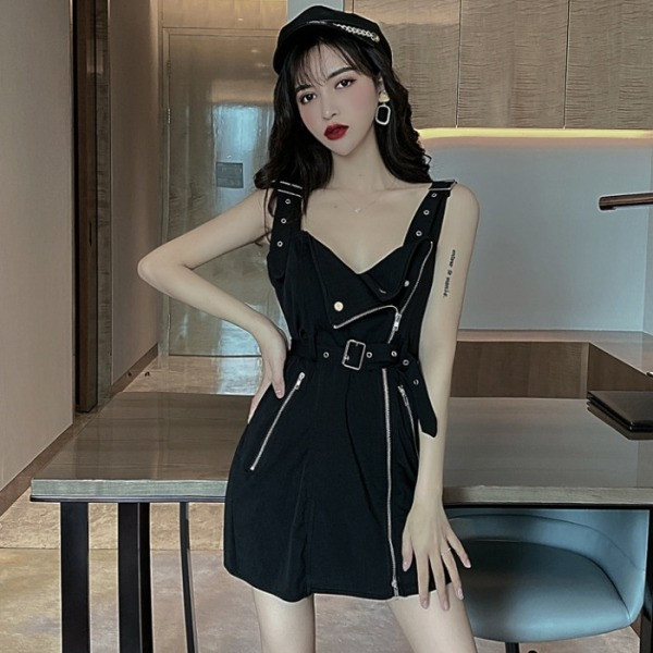 Черна дамска рокля с шпиц деколте, широки презрамки и ципове 