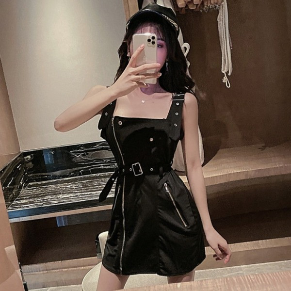 Черна дамска рокля с шпиц деколте, широки презрамки и ципове 