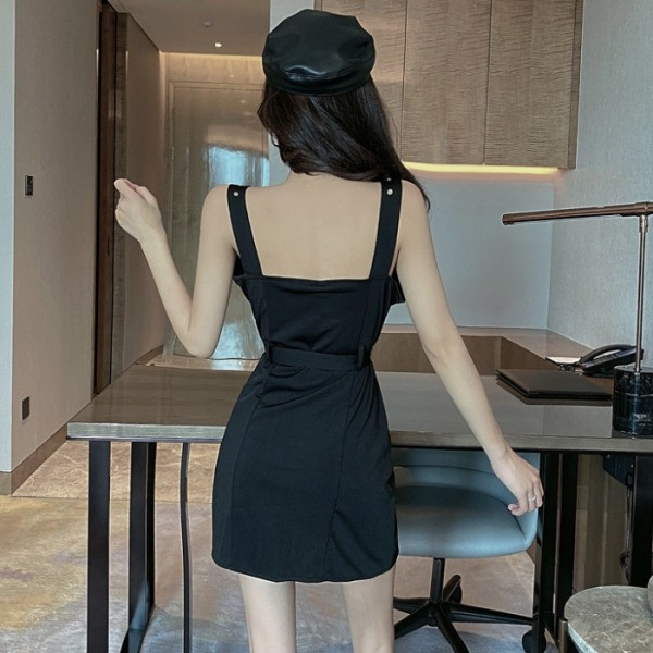 Черна дамска рокля с шпиц деколте, широки презрамки и ципове 