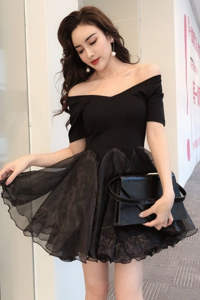 Черна дамска рокля с паднали ръкави и долна част от тюл