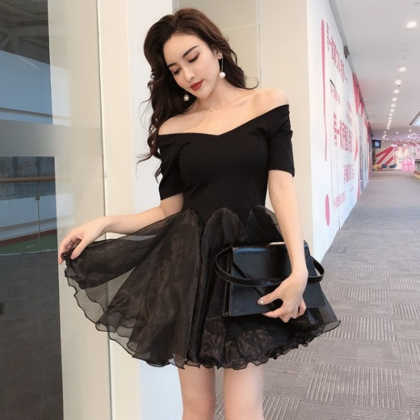 Черна дамска рокля с паднали ръкави и долна част от тюл