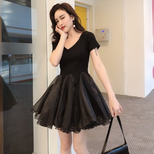 Черна дамска рокля с паднали ръкави и долна част от тюл