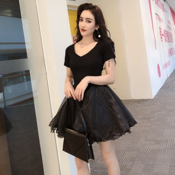 Черна дамска рокля с паднали ръкави и долна част от тюл