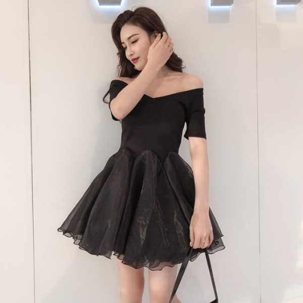 Черна дамска рокля с паднали ръкави и долна част от тюл