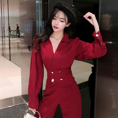 Stiilne naiste komplekt, mis sisaldab kõrge vöökohaga pükse ja spits-kaelusega särki