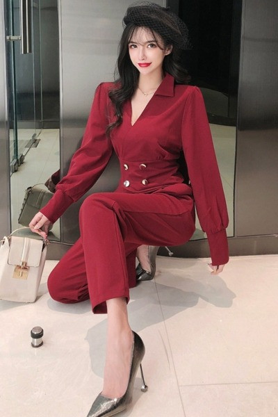 Stiilne naiste komplekt, mis sisaldab kõrge vöökohaga pükse ja spits-kaelusega särki