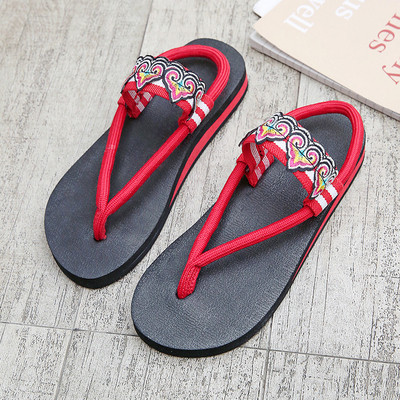 Sieviešu ikdienas sandales ar plakanu zoli un izšuvumu