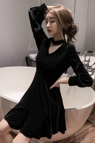 Μαύρο γυναικείο βελούδινο φόρεμα με κομμένα κομμάτια, λαιμόκοψη και διακόσμιτικές πέτρες