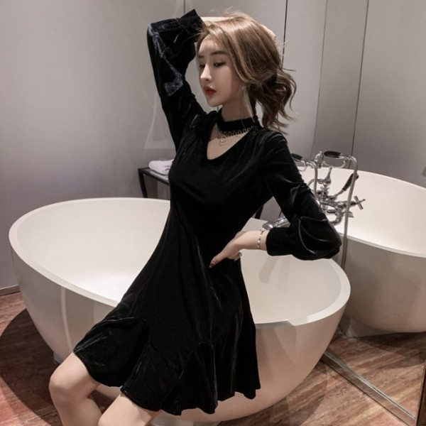 Μαύρο γυναικείο βελούδινο φόρεμα με κομμένα κομμάτια, λαιμόκοψη και διακόσμιτικές πέτρες