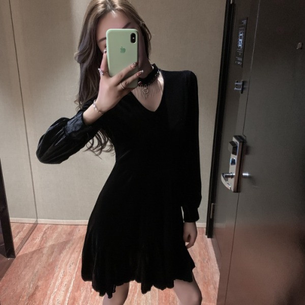 Μαύρο γυναικείο βελούδινο φόρεμα με κομμένα κομμάτια, λαιμόκοψη και διακόσμιτικές πέτρες