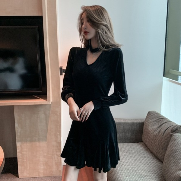 Μαύρο γυναικείο βελούδινο φόρεμα με κομμένα κομμάτια, λαιμόκοψη και διακόσμιτικές πέτρες