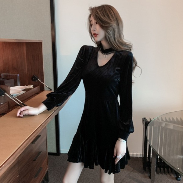 Μαύρο γυναικείο βελούδινο φόρεμα με κομμένα κομμάτια, λαιμόκοψη και διακόσμιτικές πέτρες