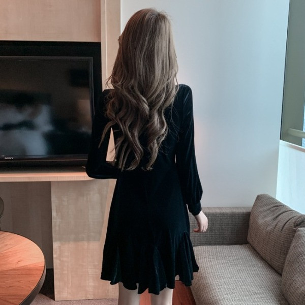 Μαύρο γυναικείο βελούδινο φόρεμα με κομμένα κομμάτια, λαιμόκοψη και διακόσμιτικές πέτρες