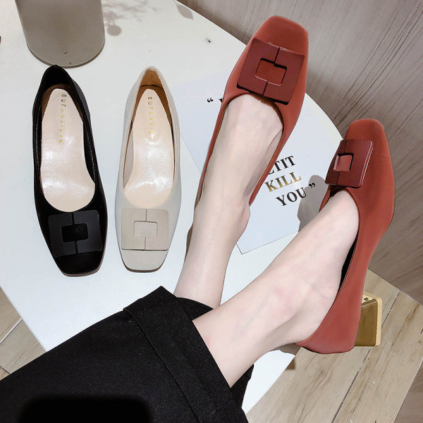 Γυναικεία παπούτσια με χαμηλό τακούνι και πόρπη