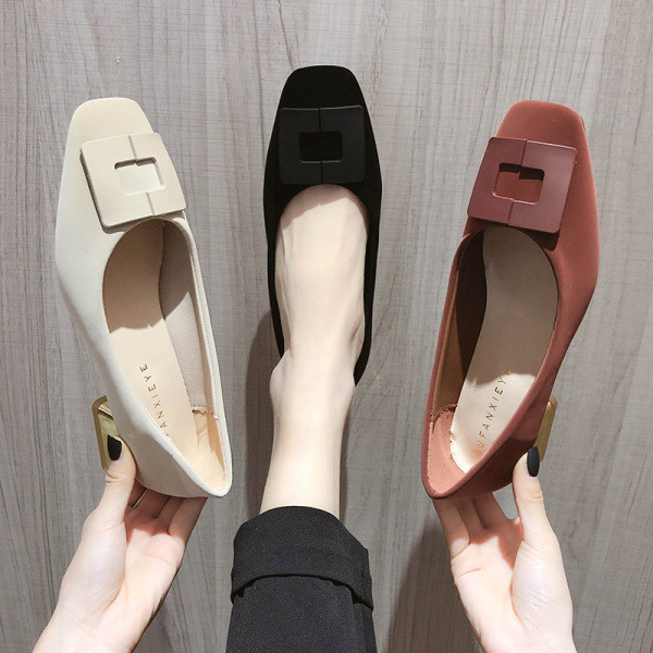 Γυναικεία παπούτσια με χαμηλό τακούνι και πόρπη