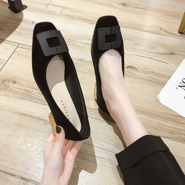 Γυναικεία παπούτσια με χαμηλό τακούνι και πόρπη