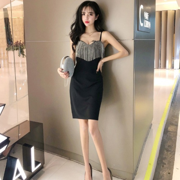 Καθημερινό γυναικείο φόρεμα με λεπτούς ιμάντες και κρόσσια