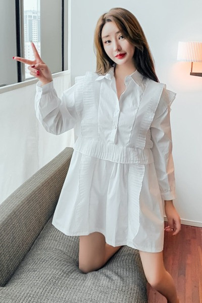 Plata sieviešu kleita ar klasisku apkakli un pogām