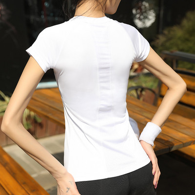 Moteriški sportiniai marškinėliai trumpomis rankovėmis ir užrašu